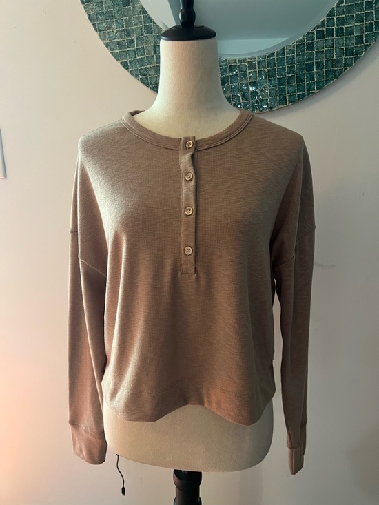 Vuori Tops - Vuori Women's Long Sleeve Henley in Taupe